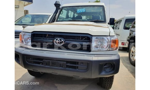 Acheter Import Voiture Toyota Land Cruiser Blanc à Import - Dubai, Grande Comore Acheter Import Voiture Toyota Land Cruiser Blanc à Import - Dubai, Grande Comore