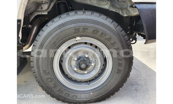 Acheter Import Voiture Toyota Land Cruiser Blanc à Import - Dubai, Grande Comore Acheter Import Voiture Toyota Land Cruiser Blanc à Import - Dubai, Grande Comore