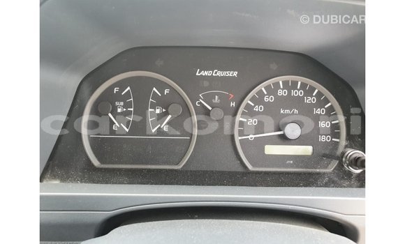 Acheter Import Voiture Toyota Land Cruiser Blanc à Import - Dubai, Grande Comore Acheter Import Voiture Toyota Land Cruiser Blanc à Import - Dubai, Grande Comore