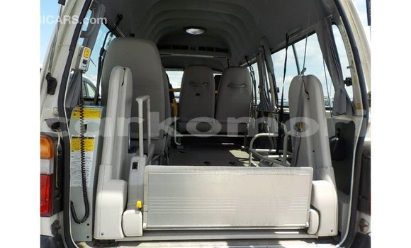 Acheter Import Voiture Toyota Hiace Blanc à Import - Dubai, Grande Comore Acheter Import Voiture Toyota Hiace Blanc à Import - Dubai, Grande Comore