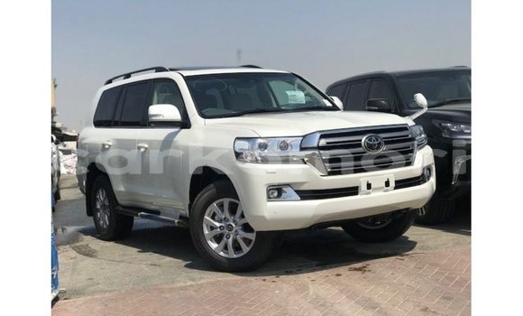 Acheter Import Voiture Toyota Land Cruiser Blanc à Import - Dubai, Grande Comore Acheter Import Voiture Toyota Land Cruiser Blanc à Import - Dubai, Grande Comore