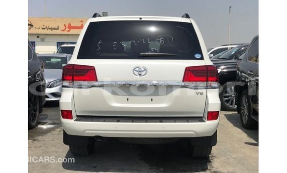 Acheter Import Voiture Toyota Land Cruiser Blanc à Import - Dubai, Grande Comore Acheter Import Voiture Toyota Land Cruiser Blanc à Import - Dubai, Grande Comore