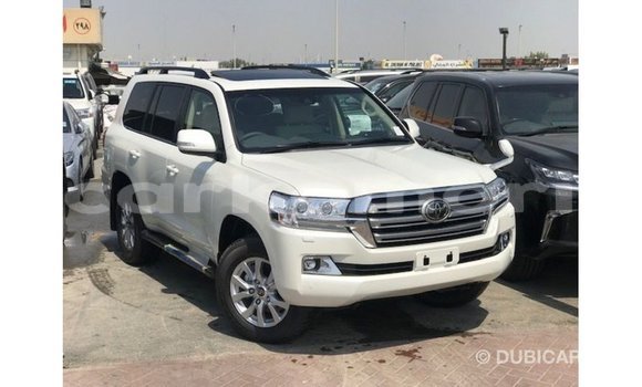 Acheter Import Voiture Toyota Land Cruiser Blanc à Import - Dubai, Grande Comore Acheter Import Voiture Toyota Land Cruiser Blanc à Import - Dubai, Grande Comore