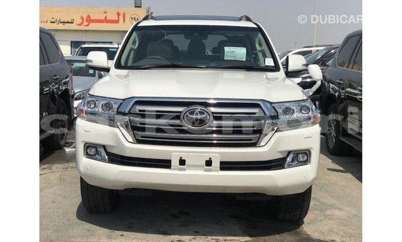 Acheter Import Voiture Toyota Land Cruiser Blanc à Import - Dubai, Grande Comore Acheter Import Voiture Toyota Land Cruiser Blanc à Import - Dubai, Grande Comore