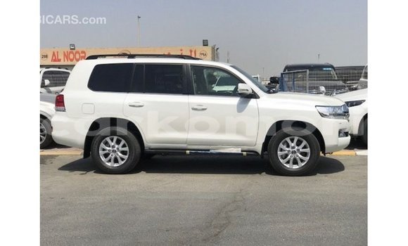 Acheter Import Voiture Toyota Land Cruiser Blanc à Import - Dubai, Grande Comore Acheter Import Voiture Toyota Land Cruiser Blanc à Import - Dubai, Grande Comore