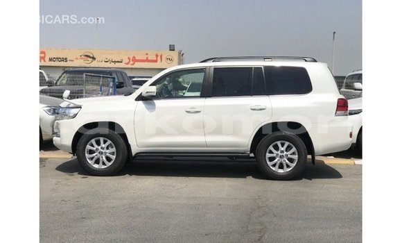 Acheter Import Voiture Toyota Land Cruiser Blanc à Import - Dubai, Grande Comore Acheter Import Voiture Toyota Land Cruiser Blanc à Import - Dubai, Grande Comore