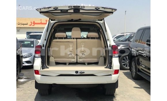Acheter Import Voiture Toyota Land Cruiser Blanc à Import - Dubai, Grande Comore Acheter Import Voiture Toyota Land Cruiser Blanc à Import - Dubai, Grande Comore