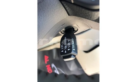 Acheter Import Voiture Toyota Land Cruiser Blanc à Import - Dubai, Grande Comore Acheter Import Voiture Toyota Land Cruiser Blanc à Import - Dubai, Grande Comore