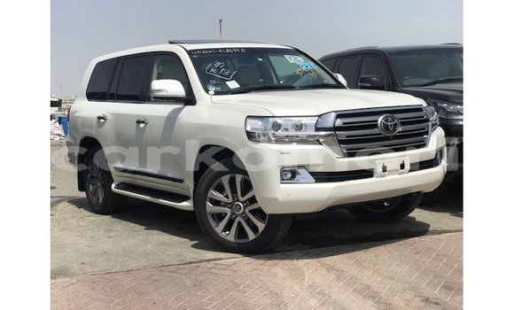Buy Import Toyota Land Cruiser White Car in Import - Dubai in Great Comore Buy Import Toyota Land Cruiser White Car in Import - Dubai in Great Comore
