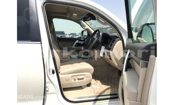 Buy Import Toyota Land Cruiser White Car in Import - Dubai in Great Comore Buy Import Toyota Land Cruiser White Car in Import - Dubai in Great Comore