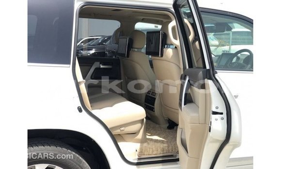 Buy Import Toyota Land Cruiser White Car in Import - Dubai in Great Comore Buy Import Toyota Land Cruiser White Car in Import - Dubai in Great Comore