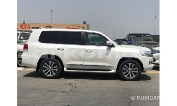 Buy Import Toyota Land Cruiser White Car in Import - Dubai in Great Comore Buy Import Toyota Land Cruiser White Car in Import - Dubai in Great Comore