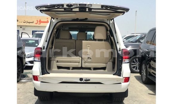 Buy Import Toyota Land Cruiser White Car in Import - Dubai in Great Comore Buy Import Toyota Land Cruiser White Car in Import - Dubai in Great Comore
