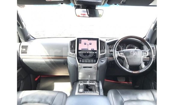Acheter Import Voiture Toyota Land Cruiser Blanc à Import - Dubai, Grande Comore Acheter Import Voiture Toyota Land Cruiser Blanc à Import - Dubai, Grande Comore