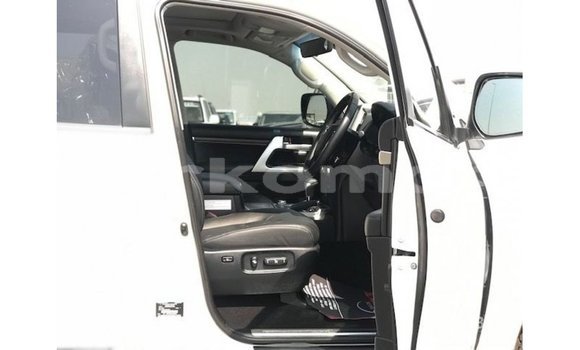 Buy Import Toyota Land Cruiser White Car in Import - Dubai in Great Comore Buy Import Toyota Land Cruiser White Car in Import - Dubai in Great Comore