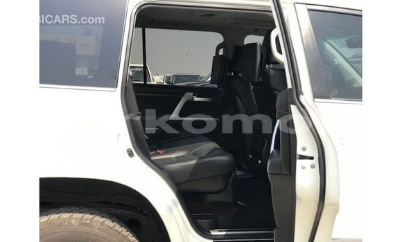 Buy Import Toyota Land Cruiser White Car in Import - Dubai in Great Comore Buy Import Toyota Land Cruiser White Car in Import - Dubai in Great Comore