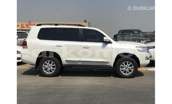 Buy Import Toyota Land Cruiser White Car in Import - Dubai in Great Comore Buy Import Toyota Land Cruiser White Car in Import - Dubai in Great Comore