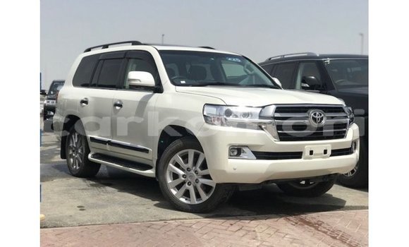 Acheter Import Voiture Toyota Land Cruiser Blanc à Import - Dubai, Grande Comore Acheter Import Voiture Toyota Land Cruiser Blanc à Import - Dubai, Grande Comore