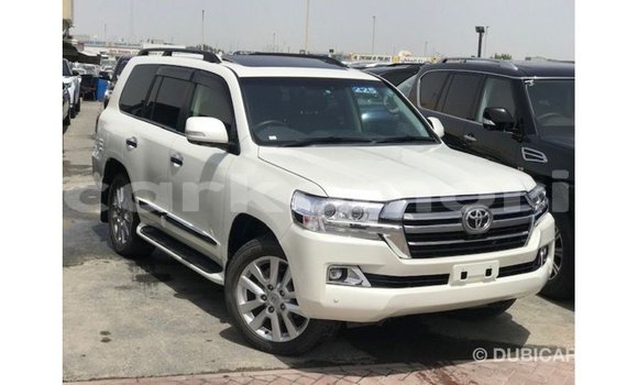 Acheter Import Voiture Toyota Land Cruiser Blanc à Import - Dubai, Grande Comore Acheter Import Voiture Toyota Land Cruiser Blanc à Import - Dubai, Grande Comore
