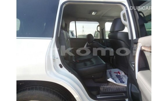 Acheter Import Voiture Toyota Land Cruiser Blanc à Import - Dubai, Grande Comore Acheter Import Voiture Toyota Land Cruiser Blanc à Import - Dubai, Grande Comore