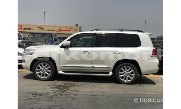 Acheter Import Voiture Toyota Land Cruiser Blanc à Import - Dubai, Grande Comore Acheter Import Voiture Toyota Land Cruiser Blanc à Import - Dubai, Grande Comore