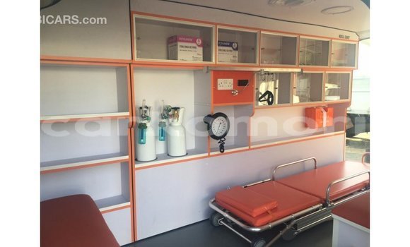 Acheter Import Voiture Toyota Hiace Blanc à Import - Dubai, Grande Comore Acheter Import Voiture Toyota Hiace Blanc à Import - Dubai, Grande Comore