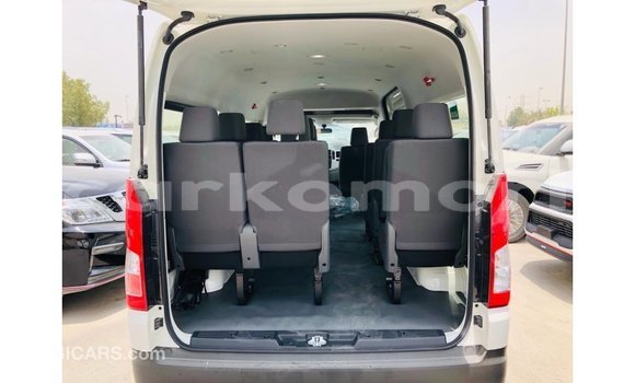 Acheter Import Voiture Toyota Hiace Blanc à Import - Dubai, Grande Comore Acheter Import Voiture Toyota Hiace Blanc à Import - Dubai, Grande Comore