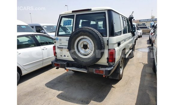Acheter Import Voiture Toyota Land Cruiser Blanc à Import - Dubai, Grande Comore Acheter Import Voiture Toyota Land Cruiser Blanc à Import - Dubai, Grande Comore