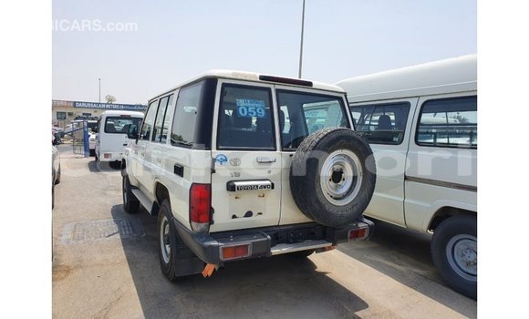 Acheter Import Voiture Toyota Land Cruiser Blanc à Import - Dubai, Grande Comore Acheter Import Voiture Toyota Land Cruiser Blanc à Import - Dubai, Grande Comore