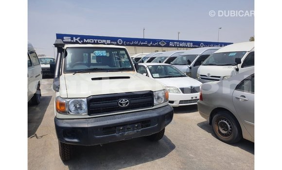 Acheter Import Voiture Toyota Land Cruiser Blanc à Import - Dubai, Grande Comore Acheter Import Voiture Toyota Land Cruiser Blanc à Import - Dubai, Grande Comore