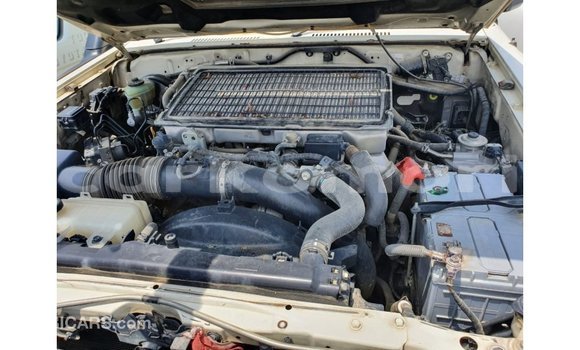 Acheter Import Voiture Toyota Land Cruiser Blanc à Import - Dubai, Grande Comore Acheter Import Voiture Toyota Land Cruiser Blanc à Import - Dubai, Grande Comore