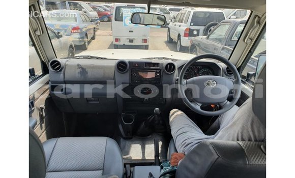 Acheter Import Voiture Toyota Land Cruiser Blanc à Import - Dubai, Grande Comore Acheter Import Voiture Toyota Land Cruiser Blanc à Import - Dubai, Grande Comore