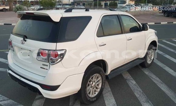 Acheter Import Voiture Toyota Fortuner Blanc à Import - Dubai, Grande Comore Acheter Import Voiture Toyota Fortuner Blanc à Import - Dubai, Grande Comore