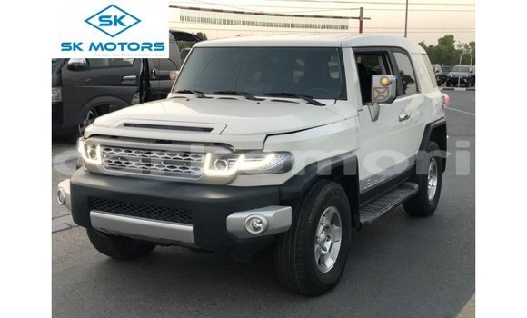 Acheter Import Voiture Toyota FJ Cruiser Blanc à Import - Dubai, Grande Comore Acheter Import Voiture Toyota FJ Cruiser Blanc à Import - Dubai, Grande Comore