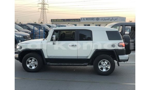 Acheter Import Voiture Toyota FJ Cruiser Blanc à Import - Dubai, Grande Comore Acheter Import Voiture Toyota FJ Cruiser Blanc à Import - Dubai, Grande Comore