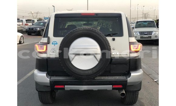 Acheter Import Voiture Toyota FJ Cruiser Blanc à Import - Dubai, Grande Comore Acheter Import Voiture Toyota FJ Cruiser Blanc à Import - Dubai, Grande Comore