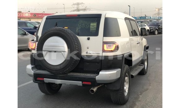 Acheter Import Voiture Toyota FJ Cruiser Blanc à Import - Dubai, Grande Comore Acheter Import Voiture Toyota FJ Cruiser Blanc à Import - Dubai, Grande Comore