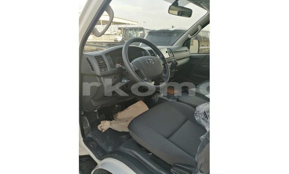 Acheter Import Voiture Toyota Hiace Blanc à Import - Dubai, Grande Comore Acheter Import Voiture Toyota Hiace Blanc à Import - Dubai, Grande Comore