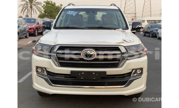 Acheter Import Voiture Toyota Land Cruiser Blanc à Import - Dubai, Grande Comore Acheter Import Voiture Toyota Land Cruiser Blanc à Import - Dubai, Grande Comore