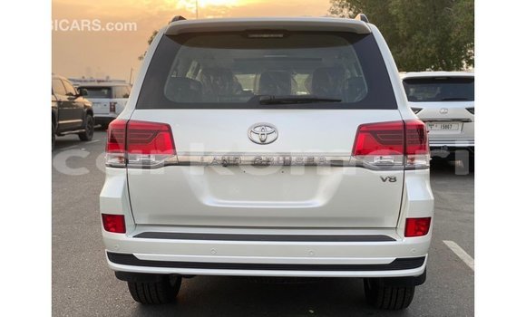Acheter Import Voiture Toyota Land Cruiser Blanc à Import - Dubai, Grande Comore Acheter Import Voiture Toyota Land Cruiser Blanc à Import - Dubai, Grande Comore