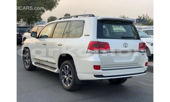 Acheter Import Voiture Toyota Land Cruiser Blanc à Import - Dubai, Grande Comore Acheter Import Voiture Toyota Land Cruiser Blanc à Import - Dubai, Grande Comore