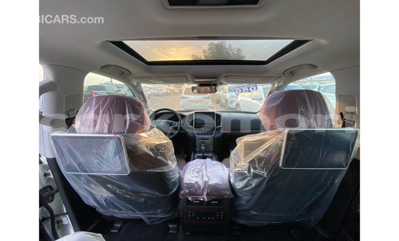 Acheter Import Voiture Toyota Land Cruiser Blanc à Import - Dubai, Grande Comore Acheter Import Voiture Toyota Land Cruiser Blanc à Import - Dubai, Grande Comore