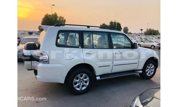 Acheter Import Voiture Mitsubishi Pajero Blanc à Import - Dubai, Grande Comore Acheter Import Voiture Mitsubishi Pajero Blanc à Import - Dubai, Grande Comore