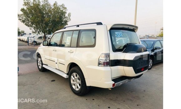 Acheter Import Voiture Mitsubishi Pajero Blanc à Import - Dubai, Grande Comore Acheter Import Voiture Mitsubishi Pajero Blanc à Import - Dubai, Grande Comore