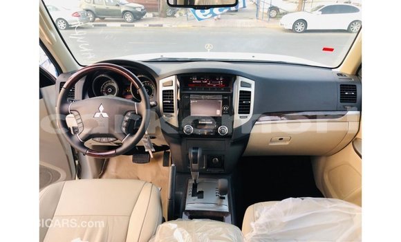 Acheter Import Voiture Mitsubishi Pajero Blanc à Import - Dubai, Grande Comore Acheter Import Voiture Mitsubishi Pajero Blanc à Import - Dubai, Grande Comore