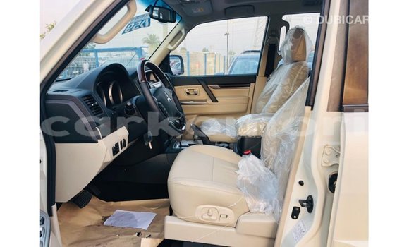 Acheter Import Voiture Mitsubishi Pajero Blanc à Import - Dubai, Grande Comore Acheter Import Voiture Mitsubishi Pajero Blanc à Import - Dubai, Grande Comore