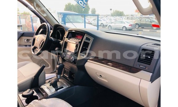 Acheter Import Voiture Mitsubishi Pajero Blanc à Import - Dubai, Grande Comore Acheter Import Voiture Mitsubishi Pajero Blanc à Import - Dubai, Grande Comore