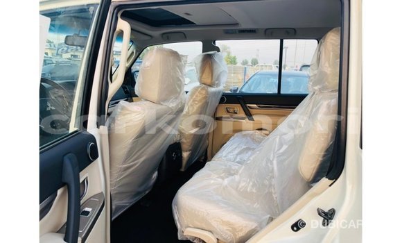 Acheter Import Voiture Mitsubishi Pajero Blanc à Import - Dubai, Grande Comore Acheter Import Voiture Mitsubishi Pajero Blanc à Import - Dubai, Grande Comore