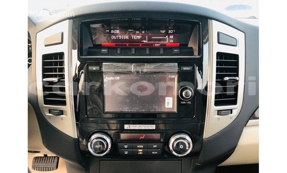 Acheter Import Voiture Mitsubishi Pajero Blanc à Import - Dubai, Grande Comore Acheter Import Voiture Mitsubishi Pajero Blanc à Import - Dubai, Grande Comore