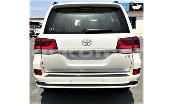 Acheter Import Voiture Toyota Land Cruiser Blanc à Import - Dubai, Grande Comore Acheter Import Voiture Toyota Land Cruiser Blanc à Import - Dubai, Grande Comore
